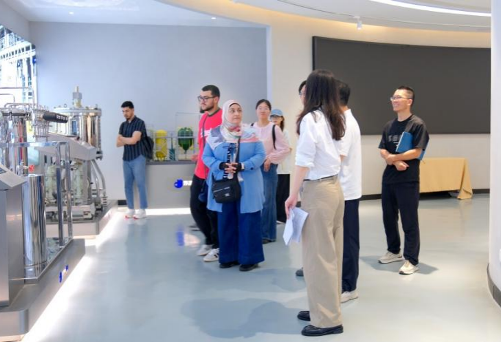 Dongou team introduced its sintered microfiltration membrane technique to Professor Heba in the exhibition hall.